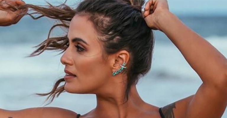 Carol Peixinho abusa do decote em clique ousado na praia e exibe detalhe inédito