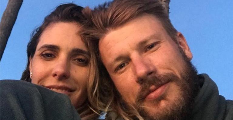 Fernanda Lima surpreende ao exibir o barrigão de grávida em nova foto