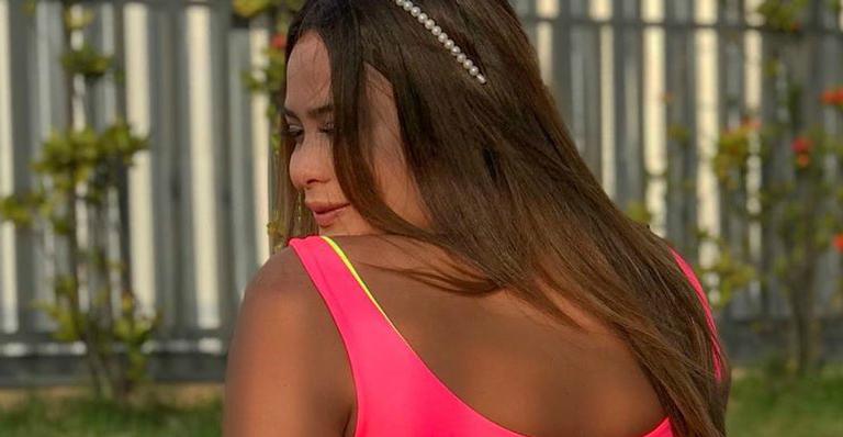 Geisy Arruda ostenta bumbum gigante com fio dental na piscina