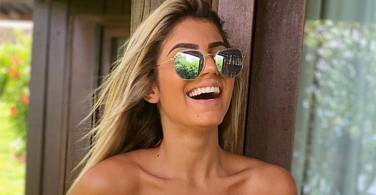 Hariany surge com top tomara que caia e exibe corpo em forma