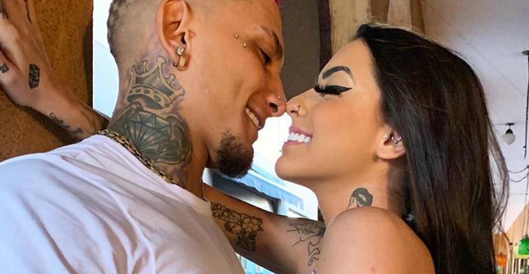 MC Mirella faz tatuagem do rosto do namorado e rebate críticas: ”Cada um administrando a própria vida”