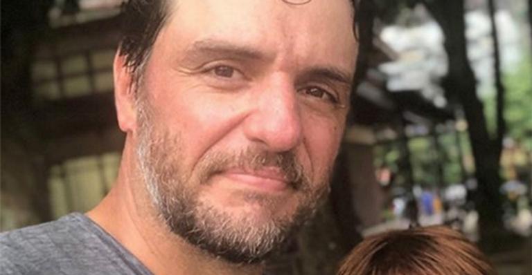 Rodrigo Lombardi mostra foto rara com o filho e brinca: ‘Chama o Samu!’