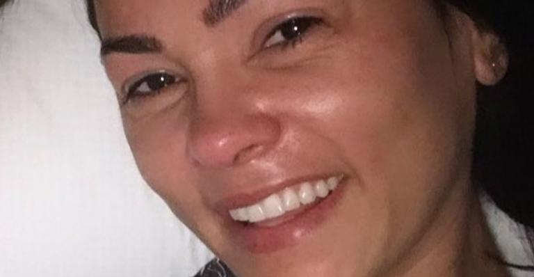 Suzana Alves surge de cara lavada e se declara para o enteado: ”Aprendi a ser mãe”