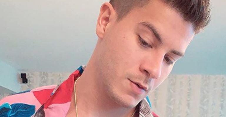Arthur Aguiar publica vídeo com Mayra Cardi e, de calça branca, mostra demais