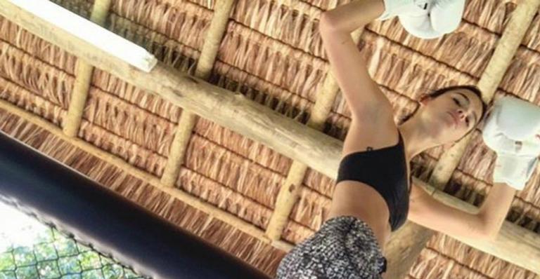 Bruna Marquezine é flagrada na malhação e pega firme no treino do bumbum