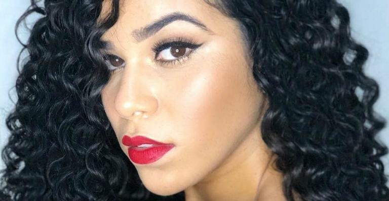 Ex-BBB Elana surge deslumbrante e poderosa antes de evento