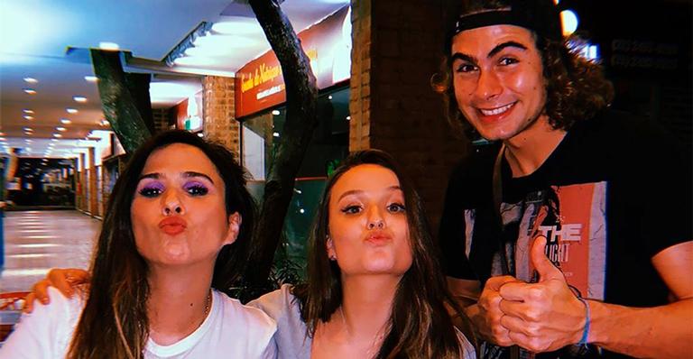 Larissa Manoela posa com Tatá Werneck e leva bronca de Ingrid Guimarães: ”Sem mim é proibido”