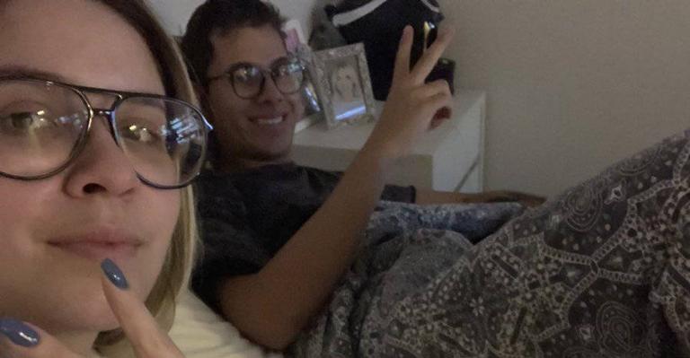 Assustada, Marília Mendonça convence irmão a dormir com ela: ”Deu certo”