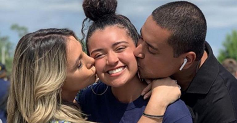 Carla Perez comove ao falar da filha em evento de despedida da escola