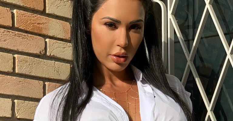 Fitness, Gracyanne Barbosa leva marmita em passeio com Belo: ”Almoçando fora”