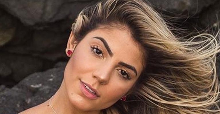 Ex-BBB Hariany surge com biquíni branco em foto provocante em Noronha