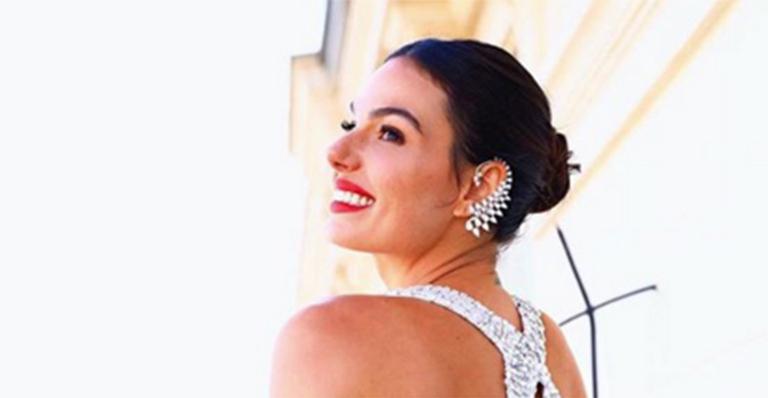 Isis Valverde surge com decote profundo em look poderoso na França