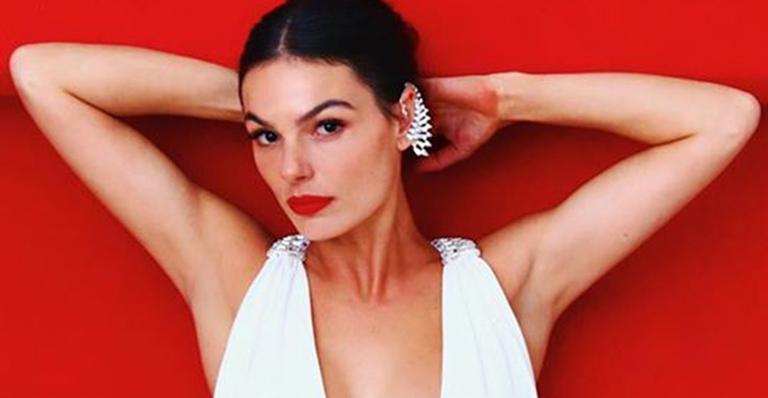 Em clique, Isis Valverde esbanja sensualidade no tapete vermelho de Cannes e fãs aprovam: ”Deusa”