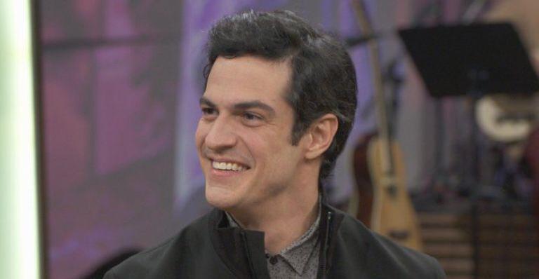 Mateus Solano relembra beijo gay em novela: ‘‘História de amor tão bonita’’