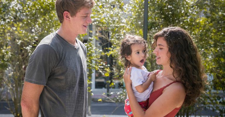 ‘Malhação’: Rita consegue segurar a filha pela primeira vez
