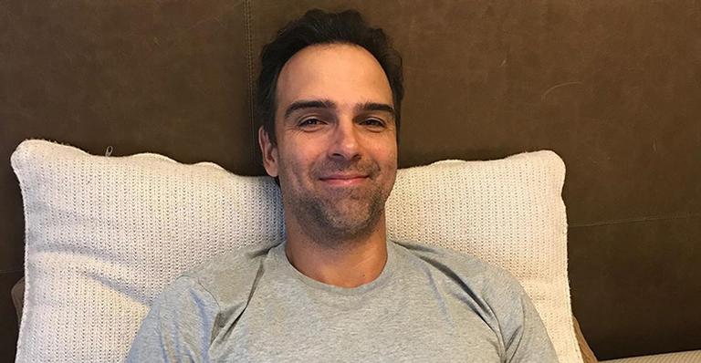 Após passar mal, Tadeu Schmidt surge acamado em clique: ”Mais forte do que eu esperava”