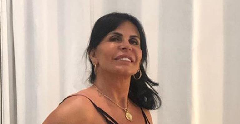 Em clique, Gretchen sensualiza em vestido decotado e fãs aprovam: ”Maravilhosa”