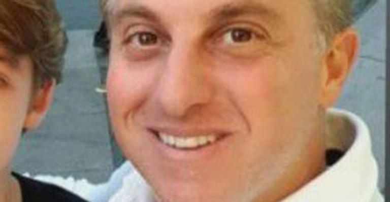 Luciano Huck surge ao lado do filho mais velho e se declara: ”Meu parceiro”