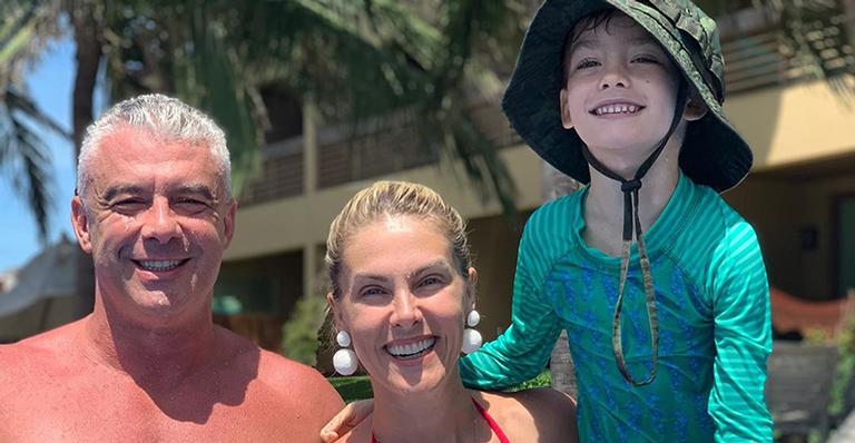 Marido de Ana Hickmann, Alexandre Correa leva o filho de 5 anos à academia