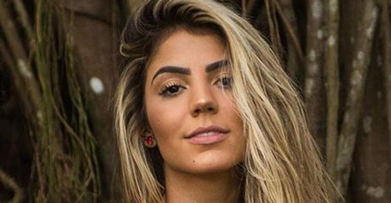 Ex-BBB Hariany surge com biquíni micro e exibe barriga com gominhos