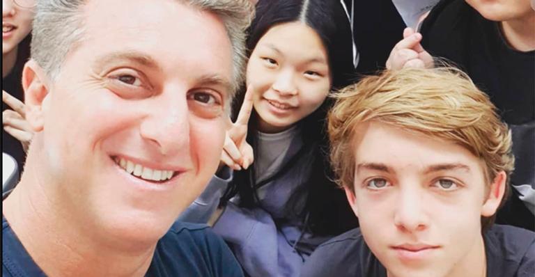 Em viagem, Luciano Huck e o filho pegam metrô e posam em foto inusitada
