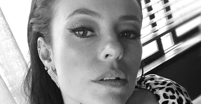 Paolla Oliveira surge com decotaço nos bastidores da próxima novela das 9