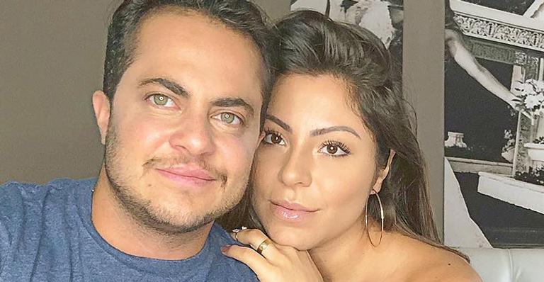 Thammy Miranda surge beijando barriga da esposa e Kelly Key deixa comentário
