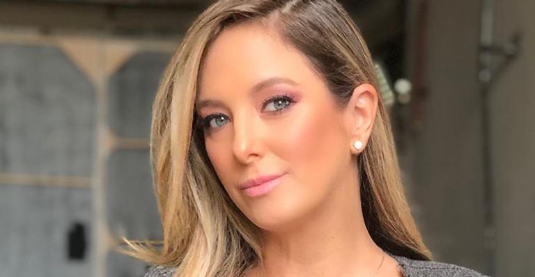 Ticiane Pinheiro escolhe look estiloso para apresentar programa e barrigão rouba a cena