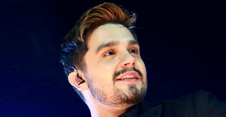 Em férias, Luan Santana posa coladinho na namorada em clima de romance