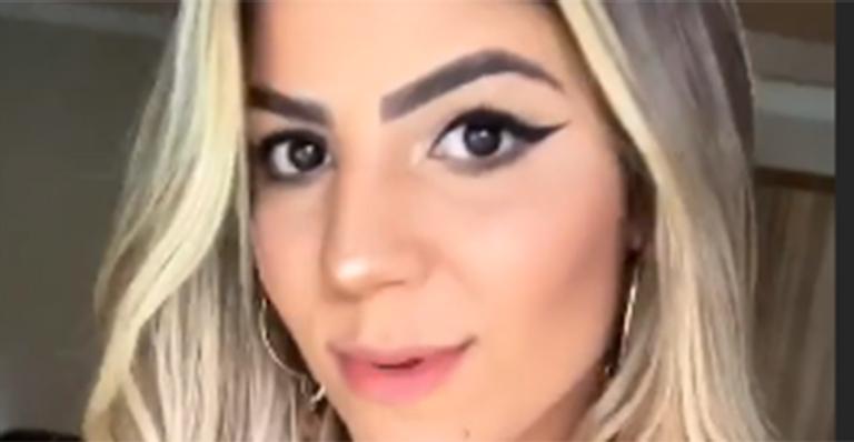 Ex-BBB Hariany ousa e surge sensualizando na frente do espelho