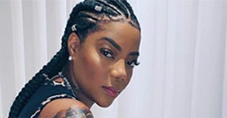 Ludmilla surge irreconhecível como Deise Cipriano do Fat Family no ‘Show dos Famosos’