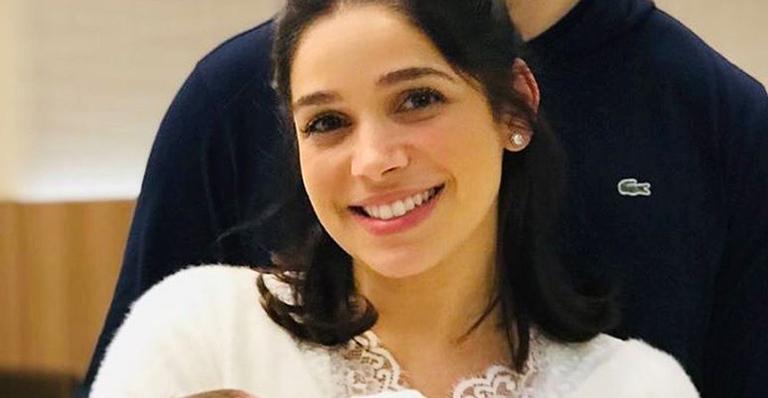 Prematuro, filho de Sabrina Petraglia deixa a UTI e surge pela primeira vez no colo da atriz