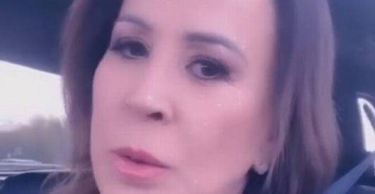 Zilu experimenta vestido de noiva e levanta boato sobre casamento