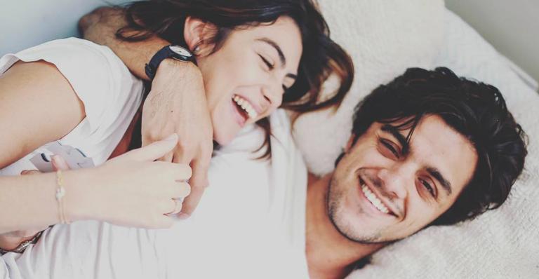 Felipe Simas encanta seguidores ao se declarar para a esposa: ”Me traz luz”