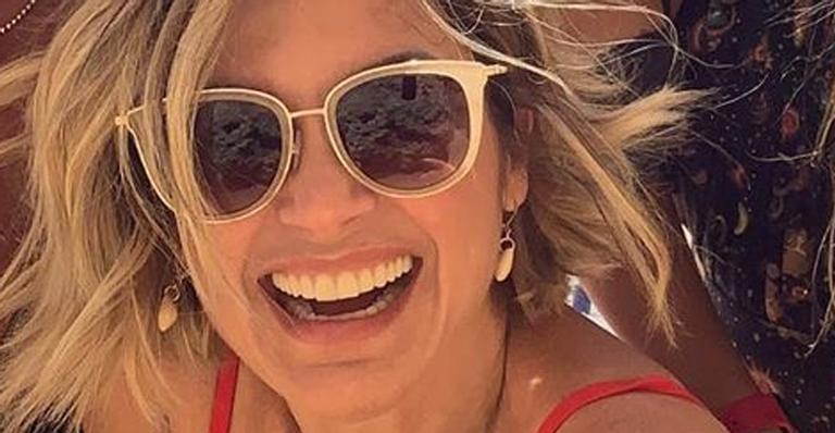 Flávia Alessandra coloca corpo para jogo em clique de maiô na praia