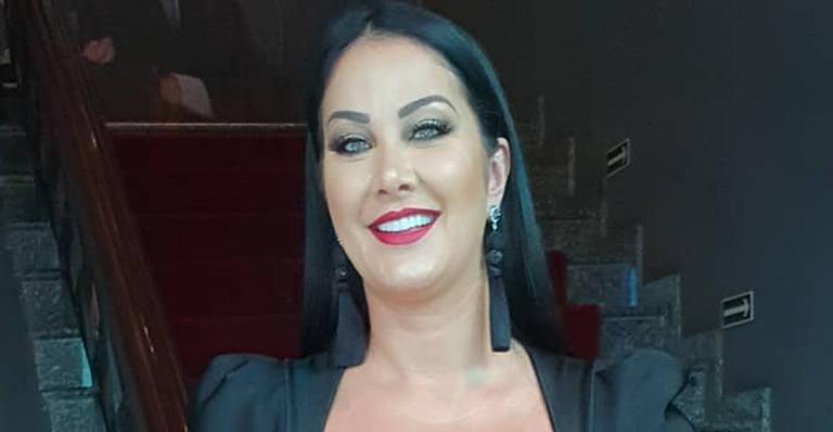 Helen Ganzarolli surge deslumbrante usando vestido de gala com detalhe ousado