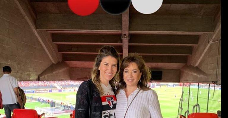 Rebeca Abravanel leva a mãe, Íris Abravanel, para estádio de futebol