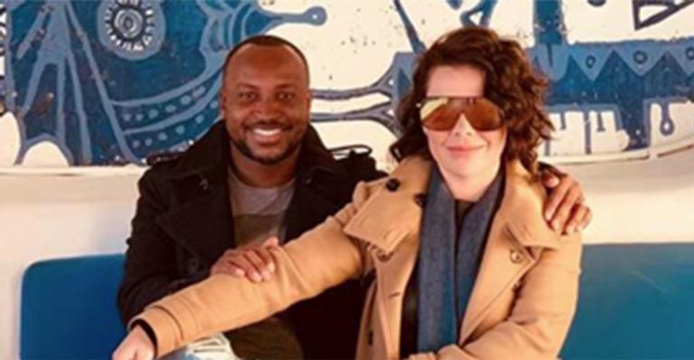 Fernanda Souza mostra o que tem na mochila de Thiaguinho e fica chocada