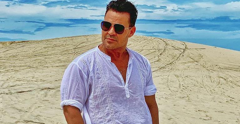 Solteiro, Eduardo Costa surge pensativo: ‘Pra sempre é muito tempo’
