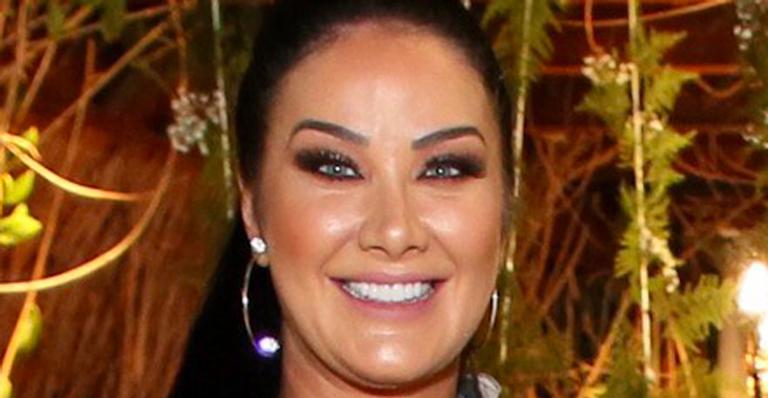 Helen Ganzarolli faz raríssima aparição e surge sorridente com o namorado, César Kuratomi