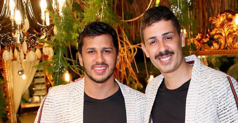 Carlinhos Maia e Lucas Guimarães realizar jantar luxuoso para seus padrinhos de casamento