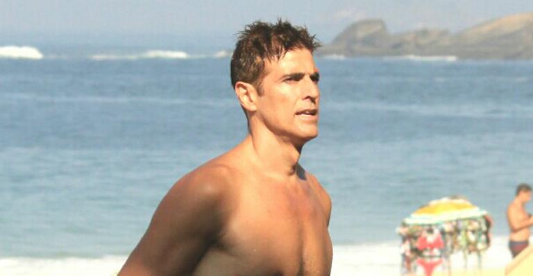 Aos 46 anos, Reynaldo Gianecchini surge de sunga em dia de praia