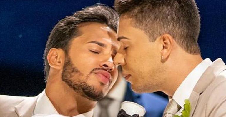 Carlinhos Maia solta o verbo e justifica falta de beijo no casamento: ”O nosso é quentinho”