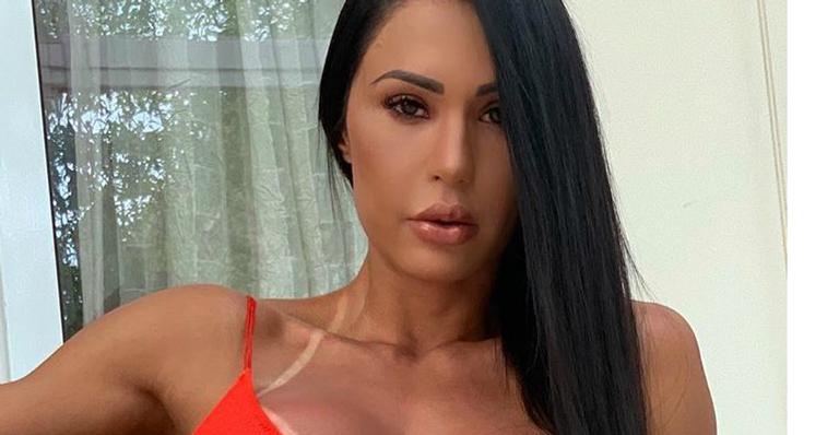 Gracyanne Barbosa mostra corpo escultural de topless e foto vira discussão acalorada