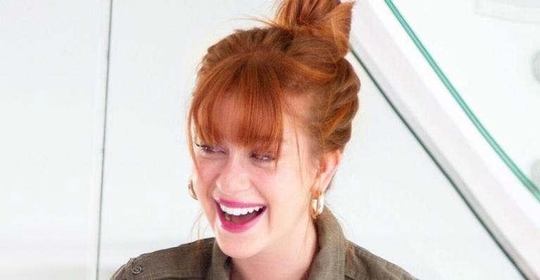 Na França, Marina Ruy Barbosa foge da dieta e devora panela de macarrão