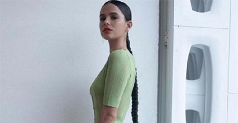 Bruna Marquezine usa bolsa de quase R$ 3 mil em evento fashion