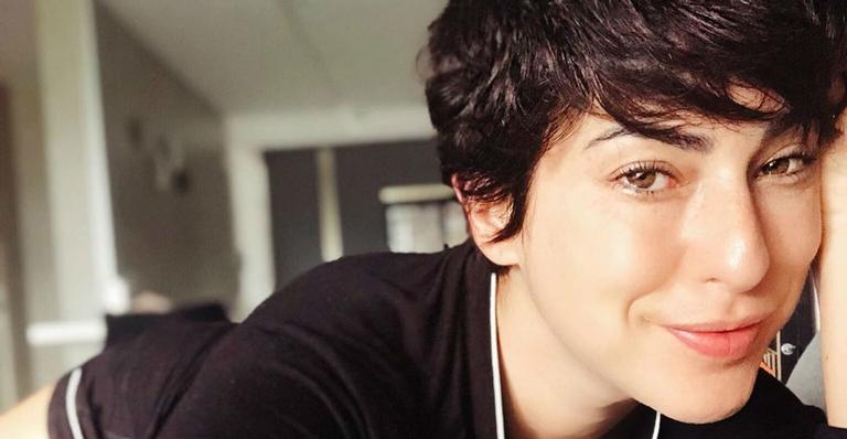 Fernanda Paes Leme surge descabelada e exibe barriga trincada após o treino