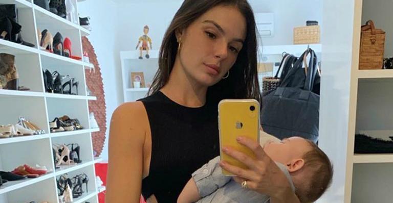 Isis Valverde posa com Rael nos braços e exibe closet gigantesco: ”Mudanças”