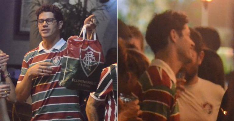 José Loreto é flagrado curtindo noitada com amigos após partida de futebol