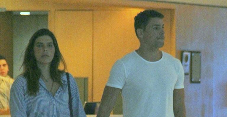 Recém-casados, Cauã Reymond e Mariana Goldfarb curtem passeio a dois